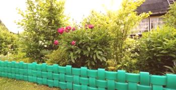 Ako vyrobiť krásne ozdobné ploty pre plastové postele