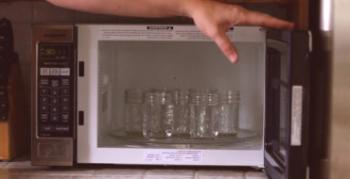 Sterilizácia konzervovacích konzerv v mikrovlnnej rúre - 2 jednoduché spôsoby